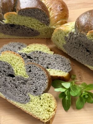 Osterzopf-mit-Wildkräutern-